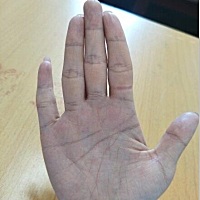 感情线比较平直，性格沉稳温和，具有较高的适应性，人际关系处理的很好，不适合压力过强的工作，恋爱方...