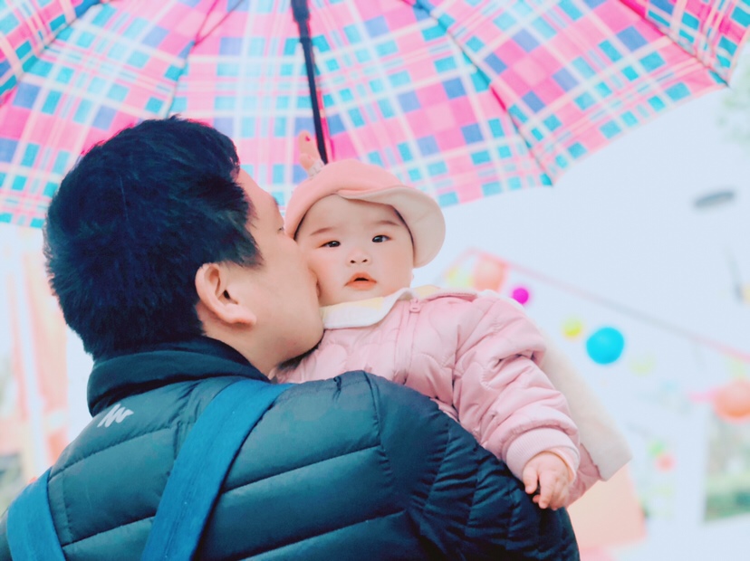 爸爸亲亲宝贝