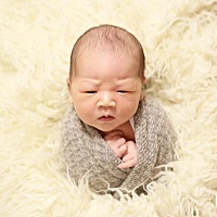 生他时，我以为是世界上最难的，可怕的是生完要经历乳头破裂，没奶，涨奶，乳腺炎等一系列问题，熬不完...