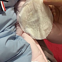 很多哺乳期的妈妈，都会遇到这样的尴尬，尤其是涨奶的时候，一边喂宝宝，另一边乳房不断在滴奶，每次喂...