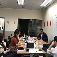 假期白天签单 晚上开会是我们的日常，只有比别人付出更多的努力才能在充满竞争的行业里生存，狮子山精神...