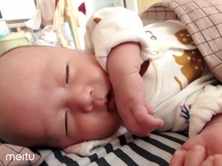 都说第一个月的宝宝睡眠多。      天呢！妈妈都累死了！又不爱睡觉又爱哭。  我该拿你怎么办？