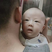 都说第一个月的宝宝睡眠多。      天呢！妈妈都累死了！又不爱睡觉又爱哭。  我该拿你怎么办？