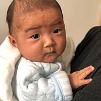 大家除了吃母乳以外有没有给宝宝吃什么补的，现在每天我只给宝宝吃维生素AD，或者妈妈要不要吃什么钙片...