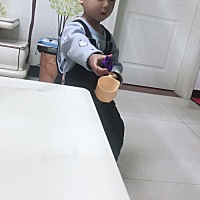 我儿子都快两周了，还特别黏我，怎么办