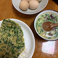 菠菜全麦饼🤦‍♀️忘记放盐了，吃的时候撒了点胡椒粉，咸豆浆，一个白煮蛋😏豆浆还是我的最爱，欢...