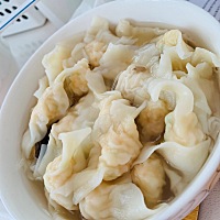 月嫂给做的月子餐，自己擀的面皮，婆婆买的鲜虾，自己拨的肉，鲜虾小馄饨，味道赞极了