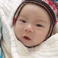 刚出生的时候才5.1斤，现在2个月过去了，涨到10斤啦，