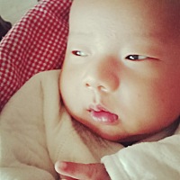 变化就是比出生的时候黑了。一黑黄疸就没了。黑点就黑点吧。也胖点了。