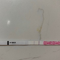 排卵期过了一周，排卵试纸还一直两条杠为什么啊？会是怀孕吗？