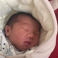 预产期提前八天  先破水  然后检查胎位不正  不能顺产   挨了一刀   这酸爽   不敢想象   最后看见你平...