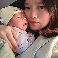 二宝今天24天，给他拍嗝的时候无意间发现他能把头抬起来了，还东看看西看看！大家来说说小宝宝都是多久...