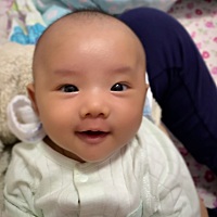 一见她笑就想起来“你笑起来真好看，像春天的花儿一样”