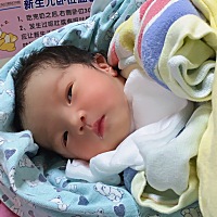 宝宝已经出院了。38剖腹产的，现在已经可以活蹦乱跳我嘿嘿