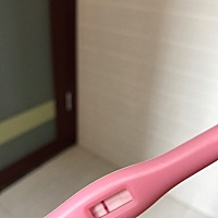 11月20来月经，12月27莱月经，推迟了七天，今天都一月3号了，第八天还没来月经，期待着拿验孕棒试了一下...