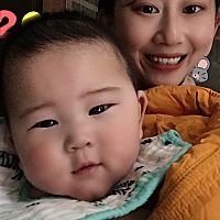 儿子7个半月，不肯坐，乐意爬，坐着也是歪着……急，正常吗？