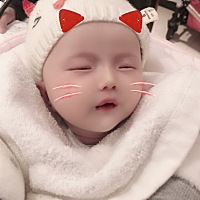 宝贝满月了 睡觉都在笑