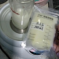 产假结束就要上班，为了孩子的口粮，储奶袋我都提前买好了，用着是真心不错，一点异味都没有，现在冰箱...