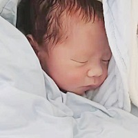 今天伴随着顺产转剖腹产的痛苦你出生了，本来像正常顺产的，但是宫口一直不开，你也一直不下来，后来出...