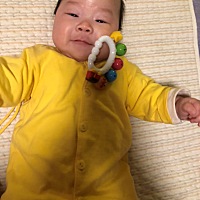 趁着宝宝睡着，来记录一下 宝宝4个月了，最近学会了接东西，接到就往嘴里送。 宝宝每天都在学习新的本领...