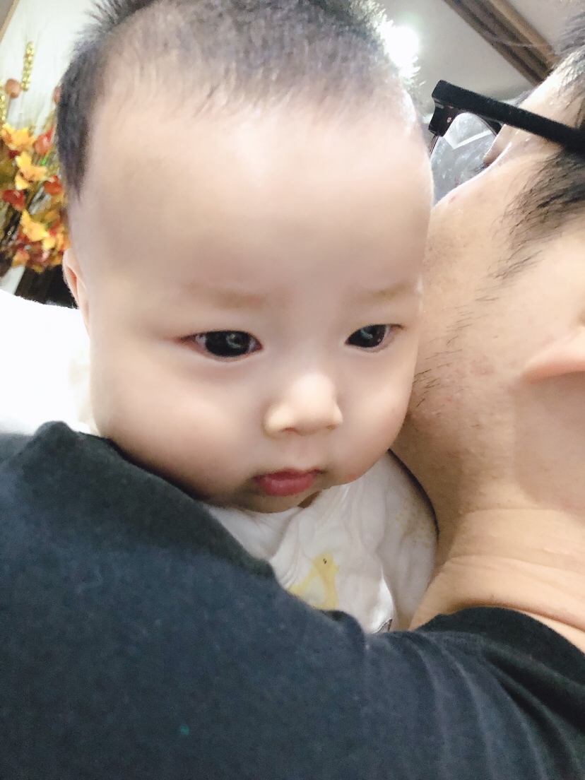 小情人靠在爸爸肩上