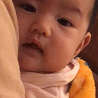 不需要滤镜修饰的粉雕玉琢的可爱宝宝 麻麻如何能不爱😍 开始表情超级丰富的跟我们说话，照顾她的阿姨...