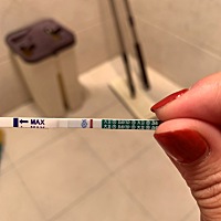 上个月11月31号来的月经 现在1月6号还没有来 用测纸测了白板。大家帮忙看看有没有怀