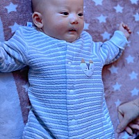 宝贝出生5.6斤，纯母乳，今天已经10斤2两咯，算快吗？