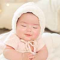 满满 百天照。现在四个半月了。会睡整觉了。饿了也不嚎叫了。妈妈产假结束了。宝宝越来越好。爱你