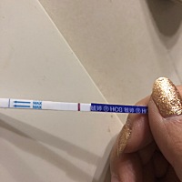 排卵十天，早晨用晨尿测了，没有就随手扔垃圾桶，过了五分钟捡起来又看了一下，好像有条意念灰，大家帮...