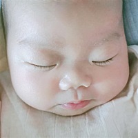 我们熙熙小宝贝满月啦，增重两斤，长高三厘米