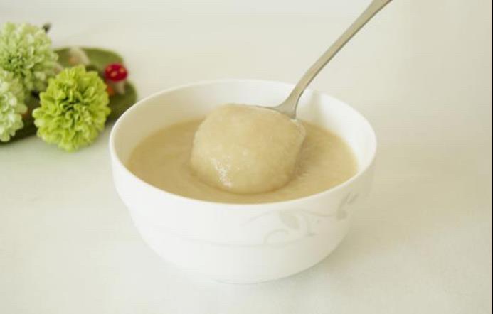 很多新妈咪对于如何循序渐进的给宝宝增添辅食感到很迷茫，虽然老一辈自有一套育儿观念，但是很多却又跟现代孩子教育有着偏差，今天我们就把一些容易误犯的辅食误区给各位妈妈介绍一些，希望您能够规避掉这些错误。
 
第一、给孩子喝大骨汤补钙
虽然大骨汤很营养，但是要想把给孩子补钙的期望都放在喝汤上面其实效果不大，因为骨头汤中其实含钙量很少，因为骨头不溶于水，单纯靠着给孩子喝汤并不能够满足他们日常钙质的需要。另外建议各位妈妈在烹制大骨汤的时候加些米醋或是白醋，可以促进骨头中钙质的溶解。
 
第二、红枣补血
虽然说红枣能够补血，但是若是用红枣来治疗孩子的贫血状态效果甚微，含铁量比较高的食物有红肉，蛋黄等，如果孩子贫血，医生已经建议用铁剂补充，那么食物跟药物调理也是两码事。
 
第三、孩子的食物过咸
成人的口味要比儿童重，因此成人觉得好吃的食物未必讨孩子的欢心，孩子的饮食提倡清淡有营养，如果摄入太多的盐分反而会加重肾脏的负担，宝宝摄入的盐分不可过高，他们的辅食不要加太多的调味品。
 
第四、多喝果汁
很多年轻妈咪的生活很讲究，她们会给孩子榨水果汁，让孩子能够每天喝到新鲜可口的果汁，虽然吃水果是好的，但是用果汁来替代白开水并不是一个正确的做法，喝惯了果汁的宝宝会排斥淡而无味的白开水，鉴于肥胖和蛀牙的风险，还是建议妈妈们多给孩子喝温水。
 
再有，无论是蔬菜还是水果，在榨汁后细胞成分都会有所破坏，营养会流失一部分，从营养学的角度来考虑，还是建议能够以研磨成泥来作为孩子的辅食。
 
总结：随着宝宝月龄的增加，添加辅食的数量可以逐渐增多，但是一定要考虑到宝宝肠胃，不要给孩子添加生冷或是刺激性的服务辅食，以便伤害到了宝宝幼嫩的肠胃，调整好食物的搭配和形态。