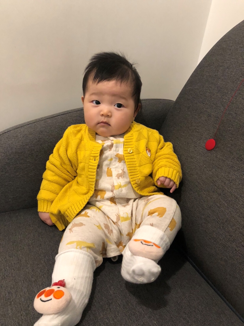 天气有点凉 给曈曈加了一件小开衫