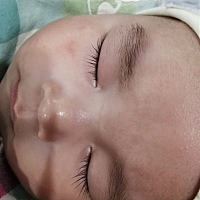 宝宝四个月了，最近经常睡觉突然大哭，闭着眼睛哭的很伤心，哭一阵也不醒，喊也喊不醒，白天，晚上睡觉...