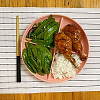 碳水 米饭 肉蛋白 红烧鸡腿 维生素 橄榄油清炒荷兰豆 我要开动啦！ 寒冬腊月不减肥  春暖花开我是谁哈哈...