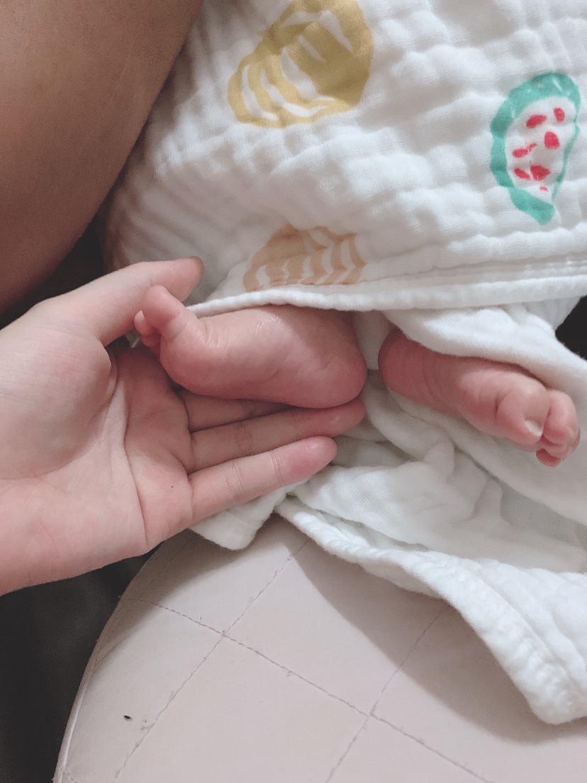 关于母乳，有没有宝妈和我一样吃了很多种下奶的补的一天吃多少餐喝多少汤水奶水还是少，心理压力也大，虽然有混着奶粉吃，还是觉得困扰着我，完全没有涨奶感，只是有时奶水上来了就流，一会就不会了，右边胸也比左边大