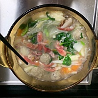 一个人的火锅有点丰富PS：豚骨拉面汁真的好用，还可以调火锅底料。平常煮面也好吃哦。