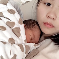 各位宝妈们，你们给宝宝换尿不湿是抬腿还是侧身换啊，好多人说抬腿对宝宝腰不好