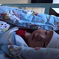 今天二宝把眼睁大才看见，眼白有块红色血块！有没有宝妈也这样的？会自愈吗？