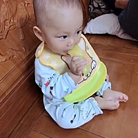 目前我儿子已经八个月了，从怀孕到现在，我婆婆只照顾做月子一个月，就出去工作了，我公公喜欢打牌，我...