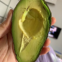 以前喜欢吃牛油果沙拉，现在直接喜欢拿来吃了，微波炉里加热一下，总勺子挖来吃，特别过瘾