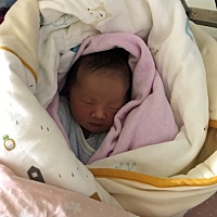 很可爱噢，虽然只有5.3斤，出来两天晚上把爸妈弄崩溃了，今天第三天终于摸到规律一些，不容易，家里老人...