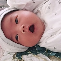 宝宝十九天了，长的特别大、刚出生九斤二两跟一般孩子出满月那么大了！孕期宝宝吸收太好！哈哈