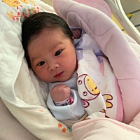 我们家宝贝终于出来啦，顺产无痛真是好东西，生的时候就好像别人拿刀割开你的肉用手撕扯
