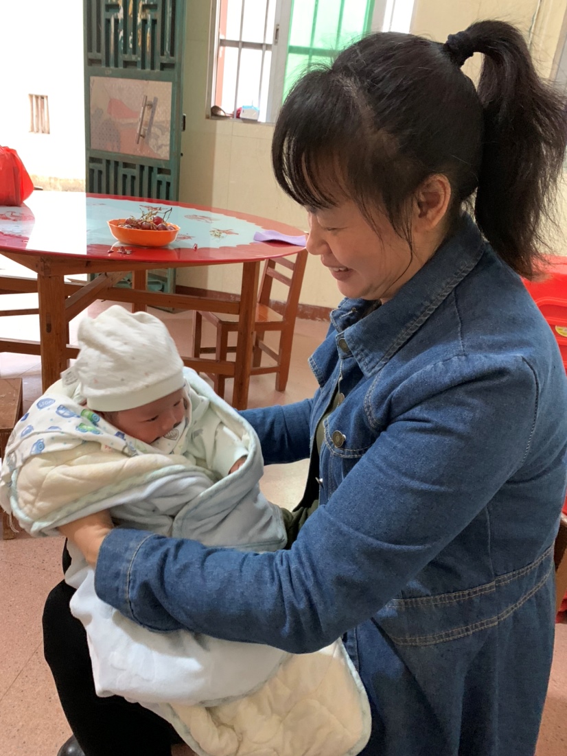 这是外婆抱我