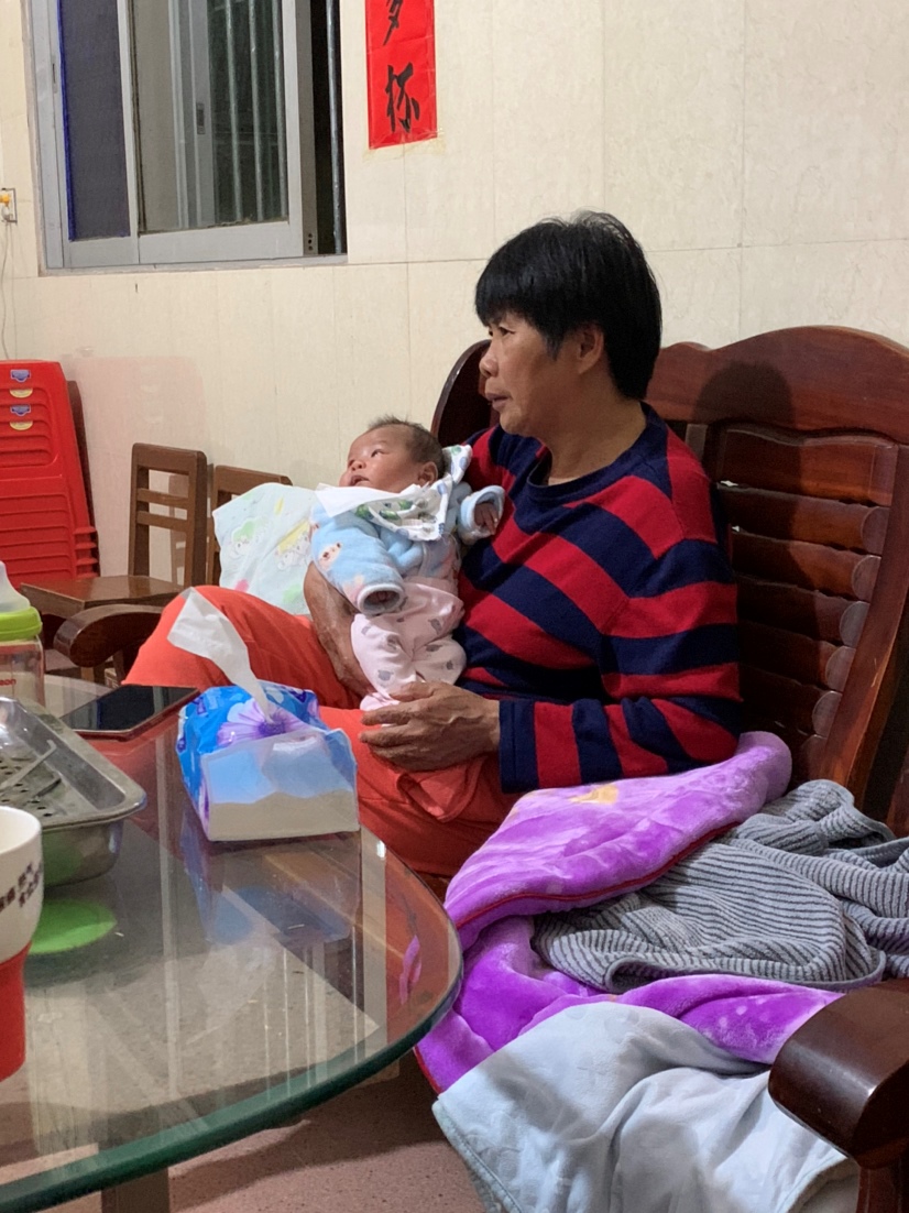 这是奶奶抱我