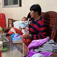 早上宝宝六七点醒了喂完奶就抱给奶奶抱，我就睡到十点左右才起床，中午吃完午饭宝宝又让奶奶看着我去睡...