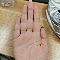 手掌掌型不错，圆润有肉的，财运佳，而且无名指有痣的你是个很会营造浪漫气氛的人，和你恋爱从不会觉得...