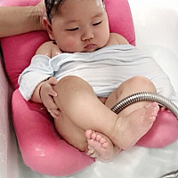可能是早产的缘故，俩娃对于洗澡这事总是很抗拒。每次洗澡都哇哇大哭，小手乱舞。后来在家洗澡，每次都...