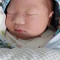 刚怀时流褐色血，吃药保胎差不多到三个月，没有孕吐反应，能吃能睡，走路带风，逛街三四个小时不会累，...